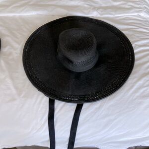 Summer hat in black.